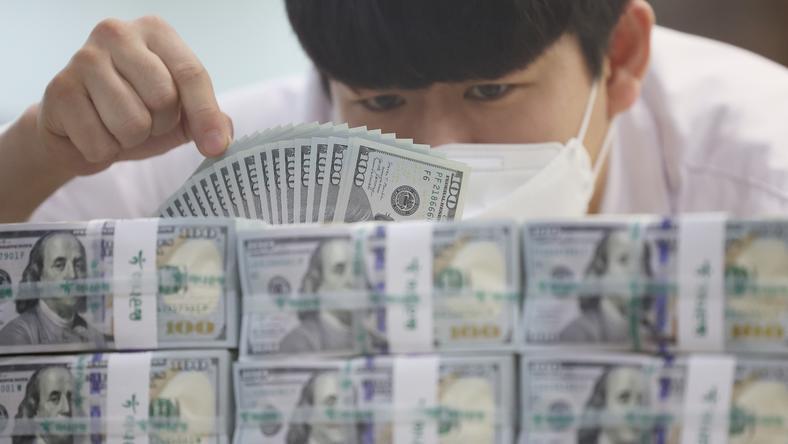 是时候卖美元,买美债了?